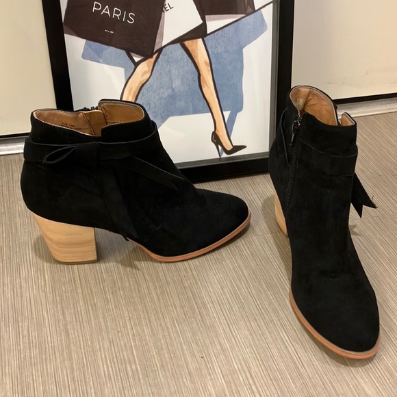 EUC Free People vegan suede heeled ankle booties In Black Color Size 10 - Picture 6 of 15